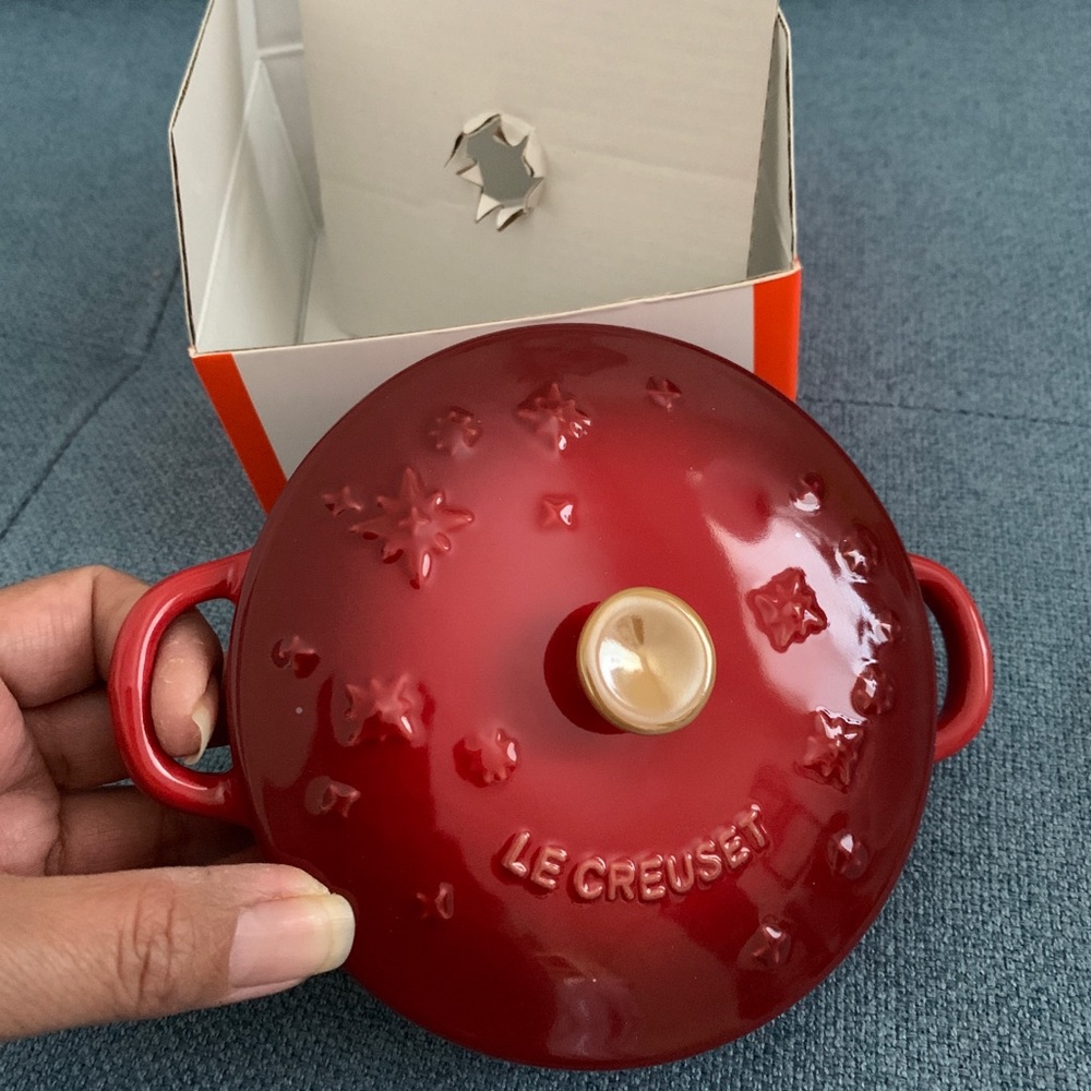 Le Creuset mini marmite star relief